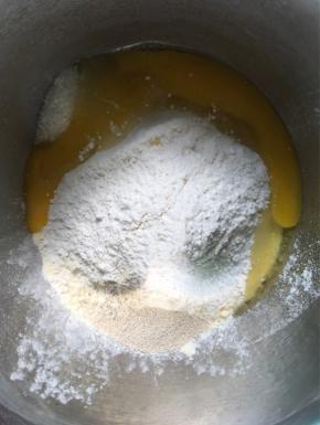 打入鸡蛋、放入酵母、糖