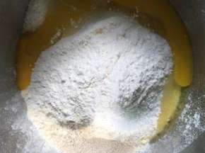 打入鸡蛋、放入酵母、糖