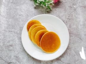 奶香浓郁，松软的玉米面饼就做好了