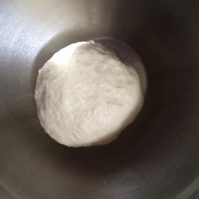 用手揉面，揉成光滑的面团，搭湿布，放置温暖处进行发酵。