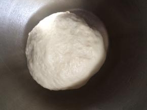 用手揉面，揉成光滑的面团，搭湿布，放置温暖处进行发酵。