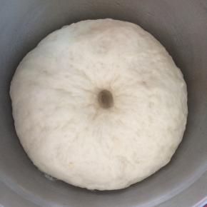 当面团发酵至两倍大时，用手指沾面粉，轻轻地在面条上扎个洞，面团不回缩、不塌陷即可。