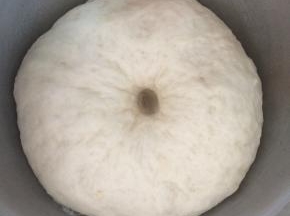 当面团发酵至两倍大时，用手指沾面粉，轻轻地在面条上扎个洞，面团不回缩、不塌陷即可。