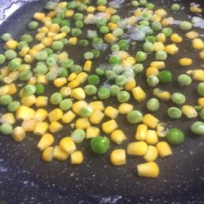 豌豆与玉米，开水中焯烫2分钟。