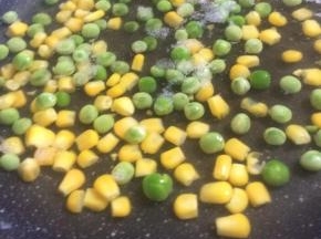 豌豆与玉米，开水中焯烫2分钟。