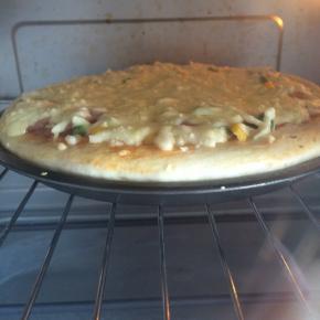 继续入烤箱 再烤10分钟，至披萨上色满意即可。