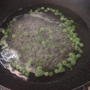 豌豆开水中焯烫2分钟。