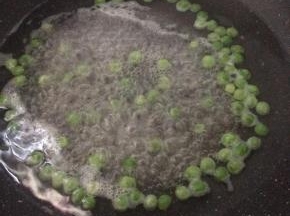 豌豆开水中焯烫2分钟。
