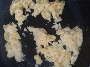 鸡蛋打散，锅中倒入适量食用油，先将鸡蛋炒熟，盛出备用。