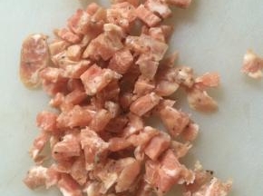 香肠切小丁。