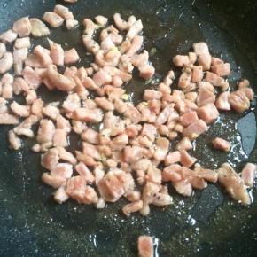 锅内倒入适量食用油 ，煸炒至香肠变色。