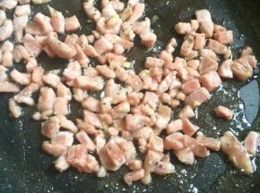 锅内倒入适量食用油 ，煸炒至香肠变色。
