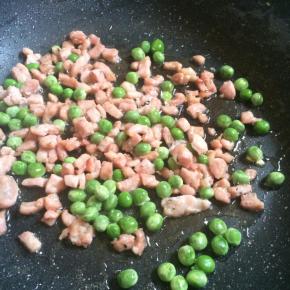 加入豌豆煸炒。