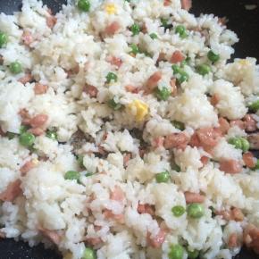 加入米饭翻炒，加入盐调味。