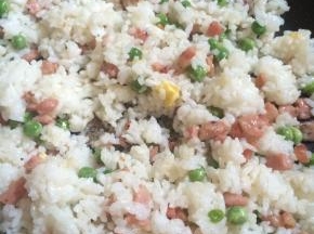 加入米饭翻炒，加入盐调味。