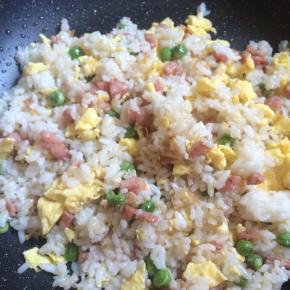 最后将炒好的鸡蛋加入，搅拌均匀即可出锅。