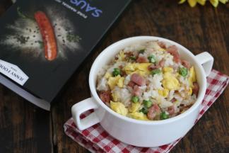 加了香肠的炒饭真的很好吃，满满的肉粒、满满的幸福。