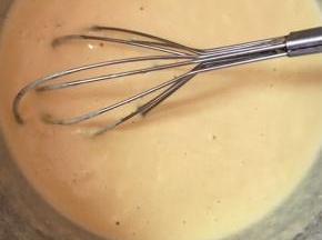 发好的面糊再次搅拌均匀