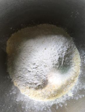盆中倒入中筋面粉、奶粉、玉米面