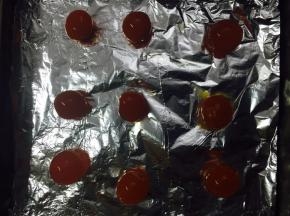 放在铺了烤纸的烤盘上，喷洒一些白酒，烤箱150预热10分钟。烤10分钟。