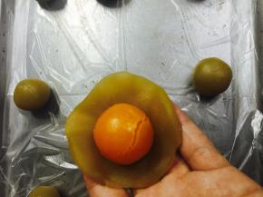 将烤好的蛋黄包入莲蓉里面