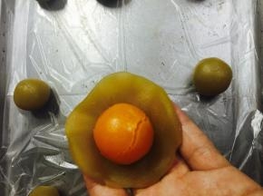 将烤好的蛋黄包入莲蓉里面