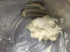 油皮，油酥分开和面。揉成团，醒面20分钟