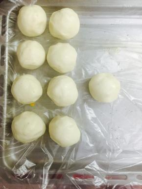 包好放好，覆盖保鲜膜，醒面30分钟
