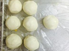 包好放好，覆盖保鲜膜，醒面30分钟
