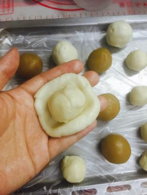 油皮擀开，包入油酥