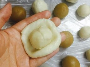 油皮擀开，包入油酥