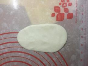 面团压扁，擀成长形