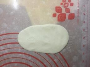 面团压扁，擀成长形