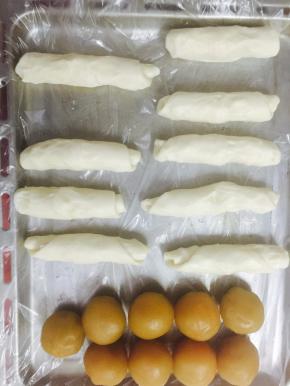 卷好后，都平铺，覆盖保鲜膜，醒面30分钟