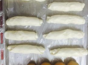 卷好后，都平铺，覆盖保鲜膜，醒面30分钟