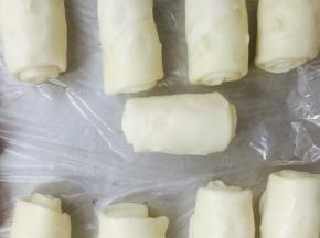 平铺放好，覆盖保鲜膜，醒面30分钟