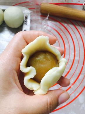 包入之前做好待用的莲蓉蛋黄心