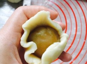 包入之前做好待用的莲蓉蛋黄心