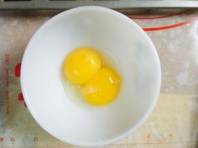 两个鸡蛋黄打散