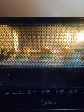 上下火烤箱150°预热10分钟，烤制45分钟，上火转190°，烤制8分钟，给蛋黄酥上色