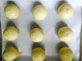 用刷子均匀的涂抹在蛋黄酥表面，可以多涂抹两层，撒上白芝麻