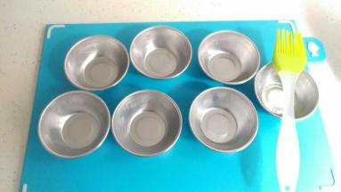 准备好小碗，涂油。