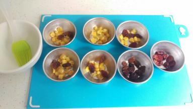 加入自己喜欢的料，我加玉米和蔓越莓，葡萄干。