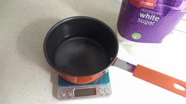 糖+水煮到水沸就可以关火了。