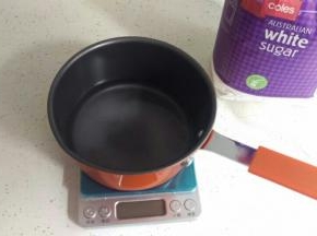 糖+水煮到水沸就可以关火了。