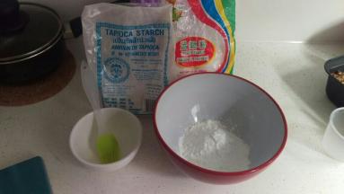 把粉加在一起。