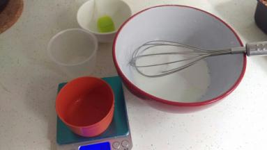 加入水搅拌均匀后再加入煮好的糖水（沸水）搅拌均匀。