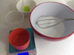 加入水搅拌均匀后再加入煮好的糖水（沸水）搅拌均匀。