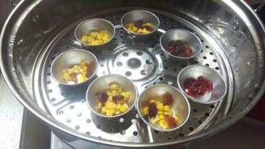 烧热水，把膜具放里面一起加热。