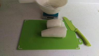 把白萝卜切丝，加盐巴腌20分钟后去水。